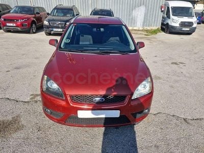 Usado Ford Focus Trend 115 CV (84 kW) 2006 Granate Familiar