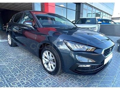 Usado Seat Leon Style 110 CV (80 kW) 2020 Gris / plata Berlina