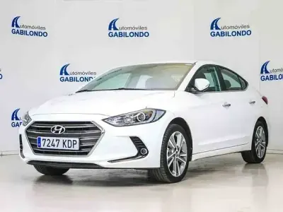Usado Hyundai Elantra 136 CV (100 kW) 2017 Blanco Berlina