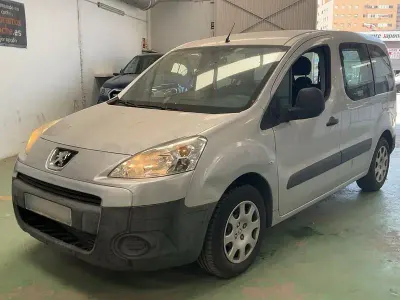 Usado Peugeot Partner Tepee Access 75 CV (55 kW) 2012 Gris / plata Monovolumen
