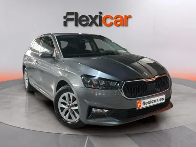 Usado Skoda Fabia Selection 95 CV (69 kW) 2025 Gris Utilitario