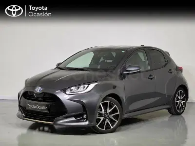 Usado Toyota Yaris Hybrid Style 116 CV (85 kW) 2022 Gris / plata Berlina