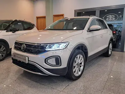 Usado VW T-Roc Life 150 CV (110 kW) 2023 Beige SUV