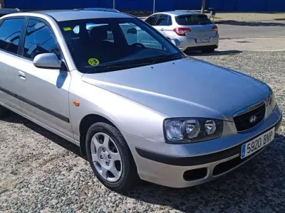 Usado Hyundai Elantra GLS 107 CV (78 kW) 2002 Gris Utilitario