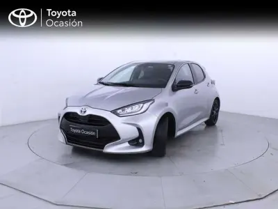 Usado Toyota Yaris Hybrid Style 116 CV (85 kW) 2022 Gris Berlina