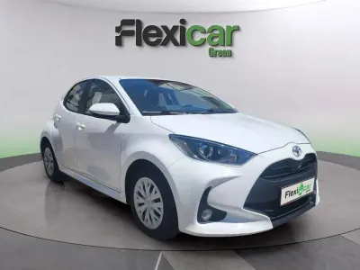 Usado Toyota Yaris Active 69 CV (50 kW) 2023 Blanco Utilitario