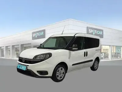 Usado Fiat Doblò Trekking 120 CV (88 kW) 2022 Blanco Monovolumen