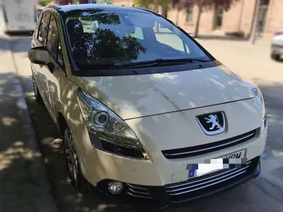 Usado Peugeot 5008 Allure 163 CV (119 kW) 2013 Beige Monovolumen