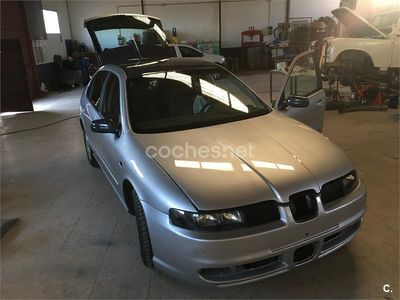 Usado Seat Leon 125 CV (91 kW) 2000 Gris / plata Berlina