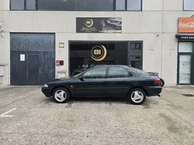 Usado Ford Mondeo Ghia 88 CV (64 kW) 1999 Azul Berlina