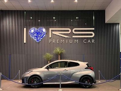 Usado Toyota Yaris 280 CV (205 kW) 2025 Gris Utilitario