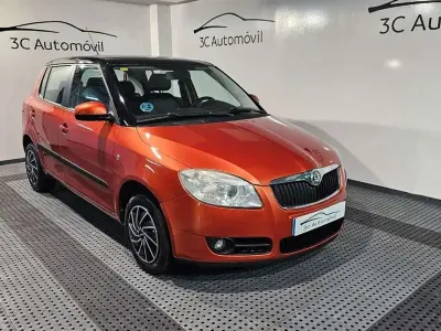 Usado Skoda Fabia 60 HP (44 kW) 2008 Laranja Sedan
