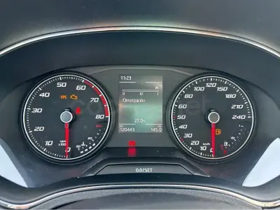 Usado Seat Arona Ecomotive 115 CV (84 kW) 2018 Gris / plata SUV