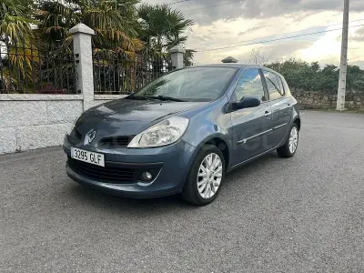 Usado Renault Clio II 100 CV (73 kW) 2010 Gris / plata Berlina