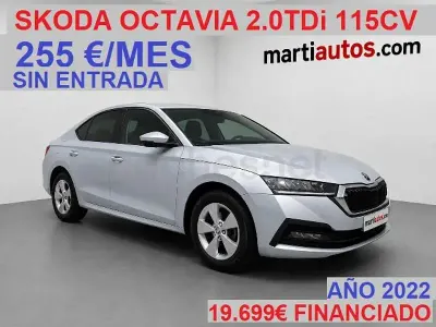 Usado Skoda Octavia Ambition 115 CV (84 kW) 2022 Gris / plata Berlina