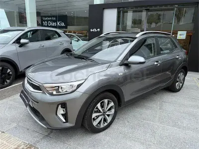 Usado Kia Stonic 100 CV (73 kW) 2025 Gris SUV