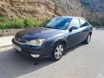 Usado Ford Mondeo Ghia 155 CV (114 kW) 2005 Gris / plata Berlina