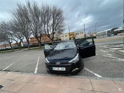 Usado Hyundai i20 84 CV (61 kW) 2015 Negro Berlina