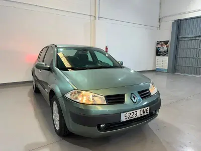 Usado Renault Mégane Dynamique 115 CV (84 kW) 2005 Gris Berlina