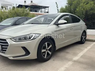 Usado Hyundai Elantra 128 CV (94 kW) 2018 Beige Berlina