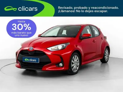 Usado Toyota Yaris Hybrid Active 75 CV (55 kW) 2022 Rojo Berlina