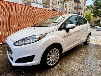 Usado Ford Fiesta Trend 82 CV (60 kW) 2013 Blanco Berlina