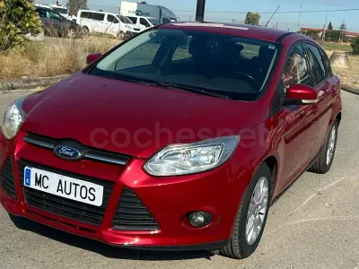 Usado Ford Focus Trend 115 CV (84 kW) 2011 Granate Berlina