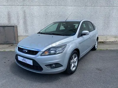 Usado Ford Focus Trend 109 CV (80 kW) 2010 Gris / plata Berlina