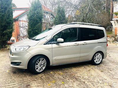 Usado Ford Tourneo Courier Titanium 95 CV (69 kW) 2015 Beige Monovolumen