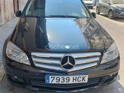 Usado Mercedes C200 136 CV (100 kW) 2011 Negro Familiar