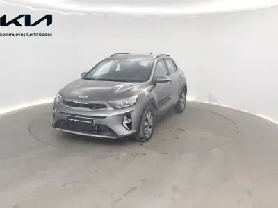 Usado Kia Stonic 100 CV (73 kW) 2025 Gris / plata SUV
