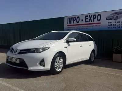 Usado Toyota Auris Touring Sports Active 136 CV (100 kW) 2015 Blanco Familiar