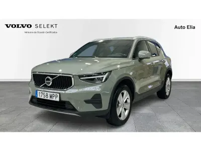 Begagnad Volvo XC40 Core 163 HK (119 kW) 2024 Grön SUV