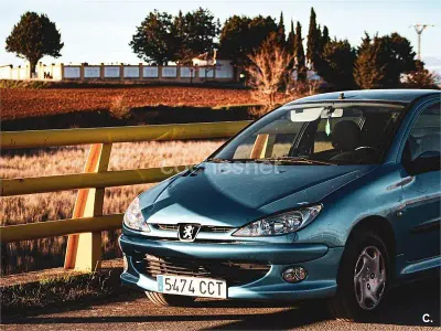 Usado Peugeot 206 70 CV (51 kW) 2002 Azul Berlina