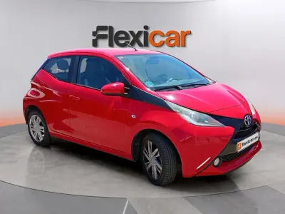 Usado Toyota Aygo X-play 72 CV (52 kW) 2017 Rojo Utilitario