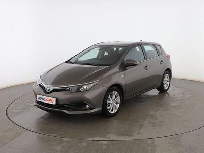 Usado Toyota Auris Hybrid Active 136 CV (100 kW) 2017 Gris Berlina