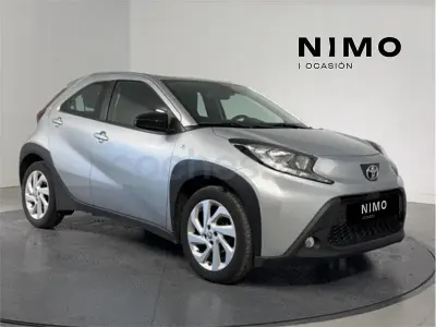 Usado Toyota Aygo X Play 72 CV (52 kW) 2024 Gris / plata SUV