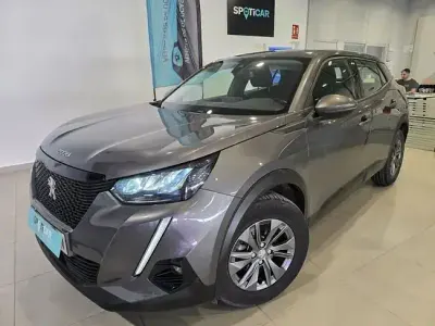 Usado Peugeot 2008 Active 110 CV (80 kW) 2021 Gris / plata SUV