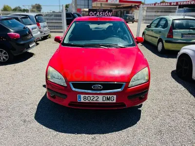Usado Ford Focus Trend 90 CV (66 kW) 2005 Rojo Berlina