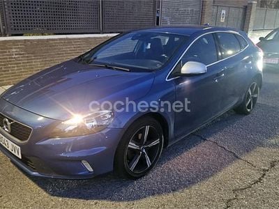 Usado Volvo V40 R-Design Momentum 120 CV (88 kW) 2016 Azul Berlina