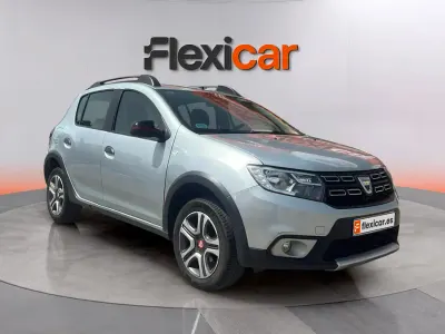 Usado Dacia Sandero Comfort 95 CV (69 kW) 2019 Gris Utilitario