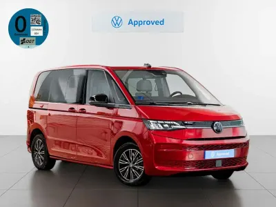 Usado VW Multivan Life 177 CV (130 kW) 2025 Rojo Monovolumen