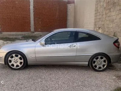 Usado Mercedes C220 143 CV (105 kW) 2004 Gris / plata Berlina