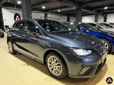 Usado Seat Ibiza FR 110 CV (80 kW) 2022 Gris / plata Berlina