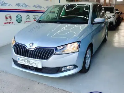 Usado Skoda Fabia Ambition 95 CV (69 kW) 2021 Gris Utilitario