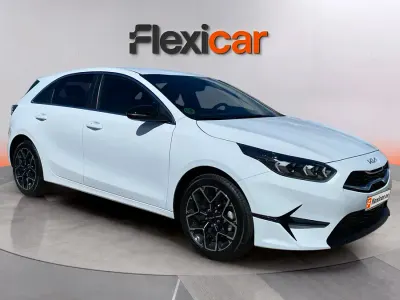 Usado Kia Ceed Style 100 CV (73 kW) 2025 Blanco Utilitario
