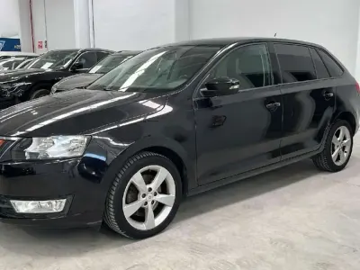 Usado Skoda Rapid Active 110 CV (80 kW) 2015 Negro Utilitario