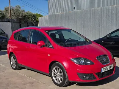 Usado Seat Altea XL Style 105 CV (77 kW) 2010 Rojo Monovolumen