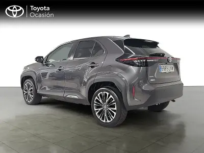 Usado Toyota Yaris Plus 116 CV (85 kW) 2022 Gris Utilitario