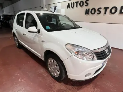 Usado Dacia Sandero Base 75 HP (55 kW) 2012 Branco Sedan